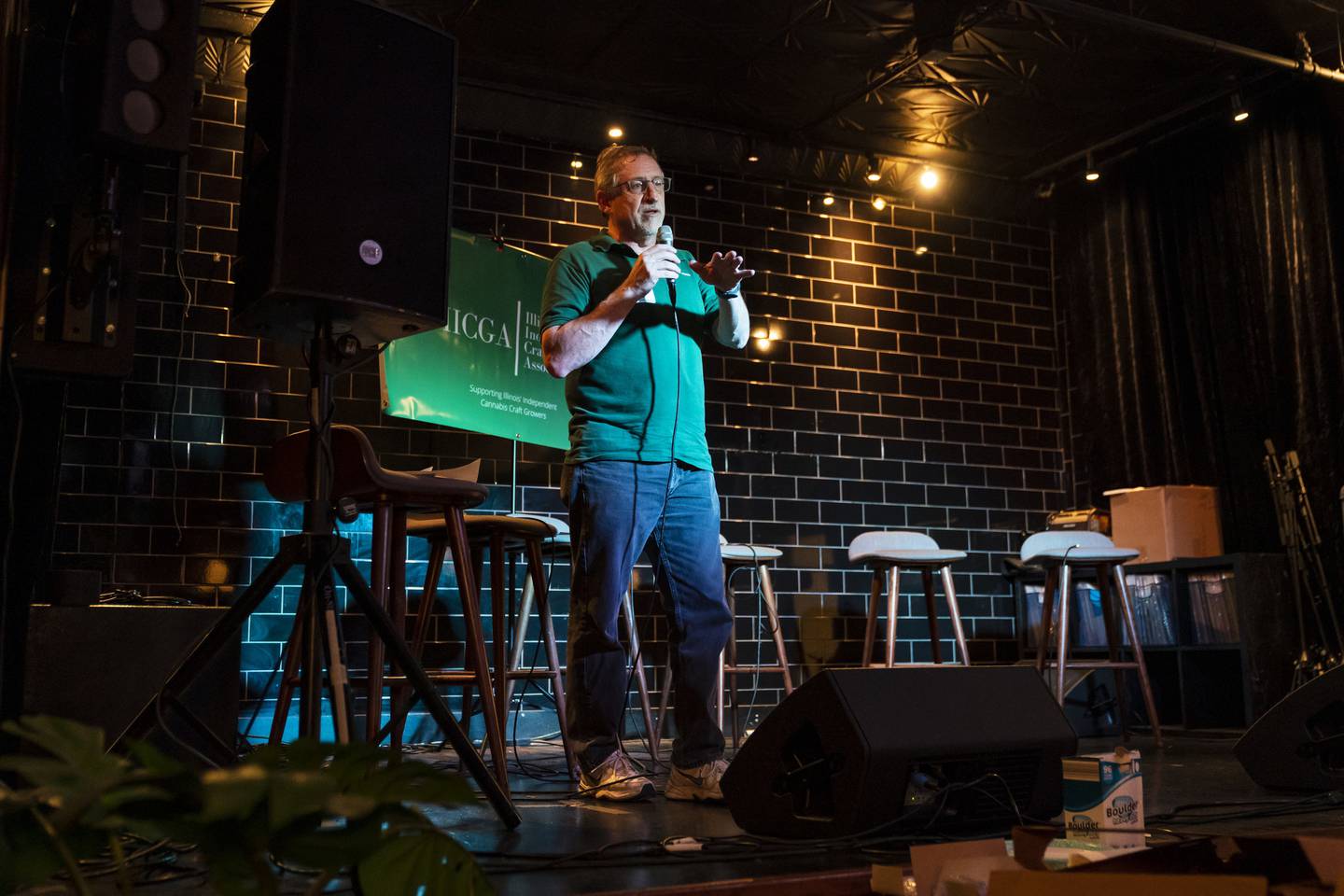 Scott Redman talks with attendees during the Illinois Independent Craft Growers Association first in-person meeting, at Dorian's in Wicker Park on Oct. 6 2021.